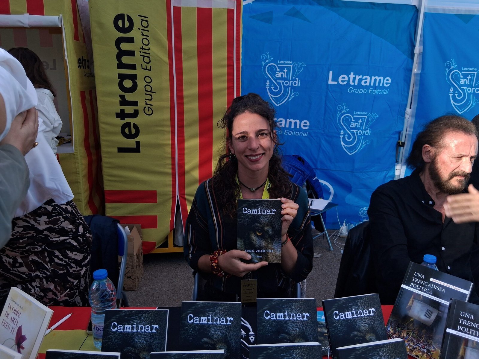 Raquel Quirós Pozo presentó su primera novela, Caminar, en la parada de la Editorial Letrame durante la Diada de Sant Jordi 2025