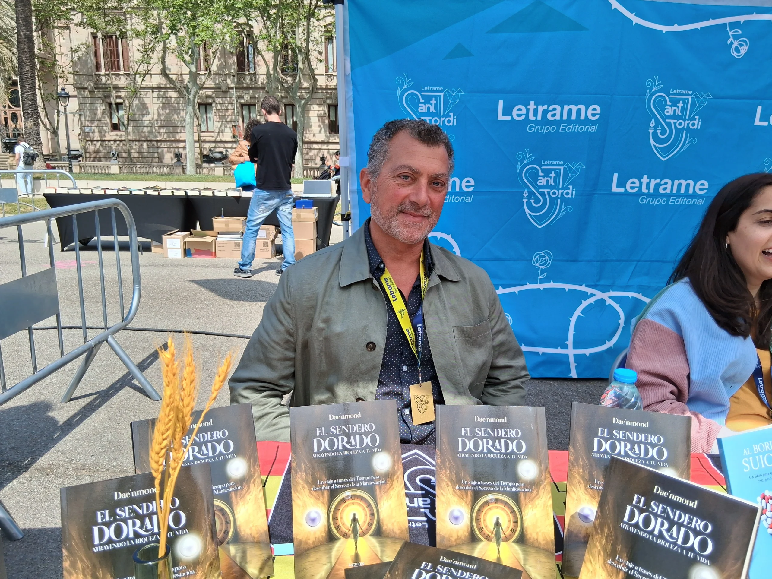 Pablo Fernández Del Campo presenta su obra “El sendero dorado” en Sant Jordi en la parada de la Editorial Letrame