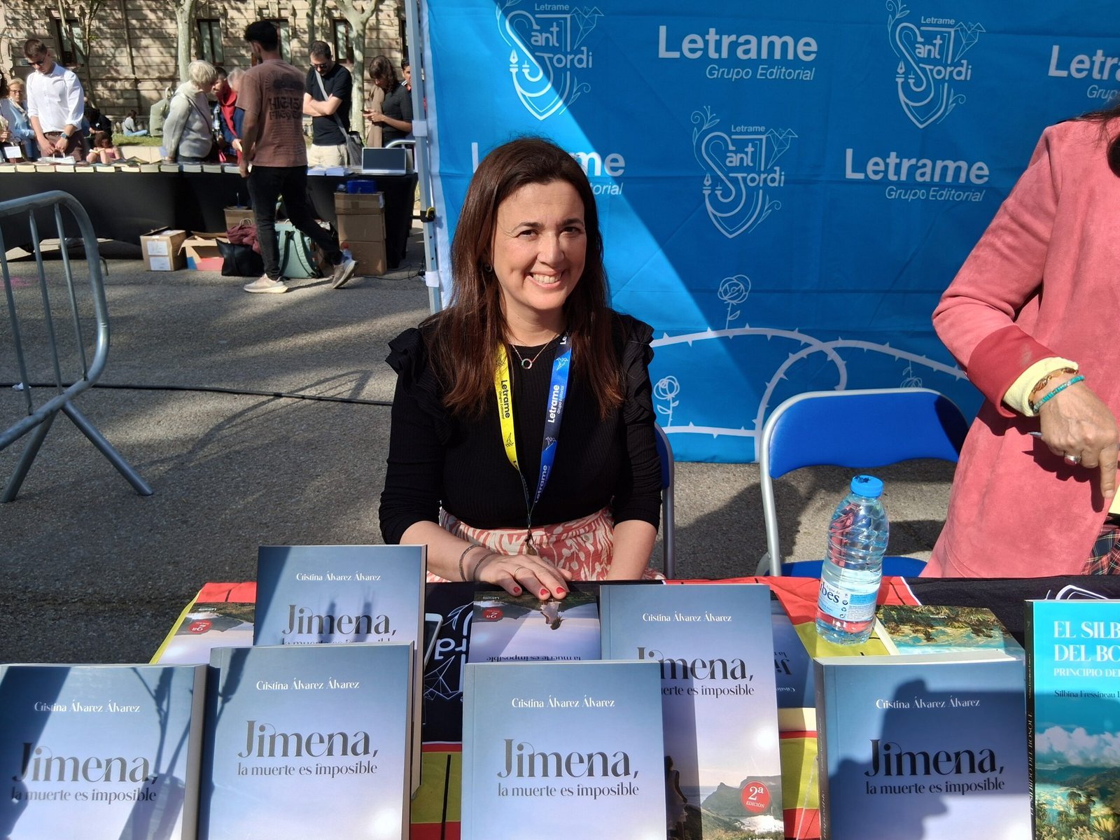 La escritora y pediatra Cristina Álvarez Álvarez firmó su primera novela, Jimena, la muerte es imposible, en Sant Jordi 2025 de la mano de Editorial Letrame