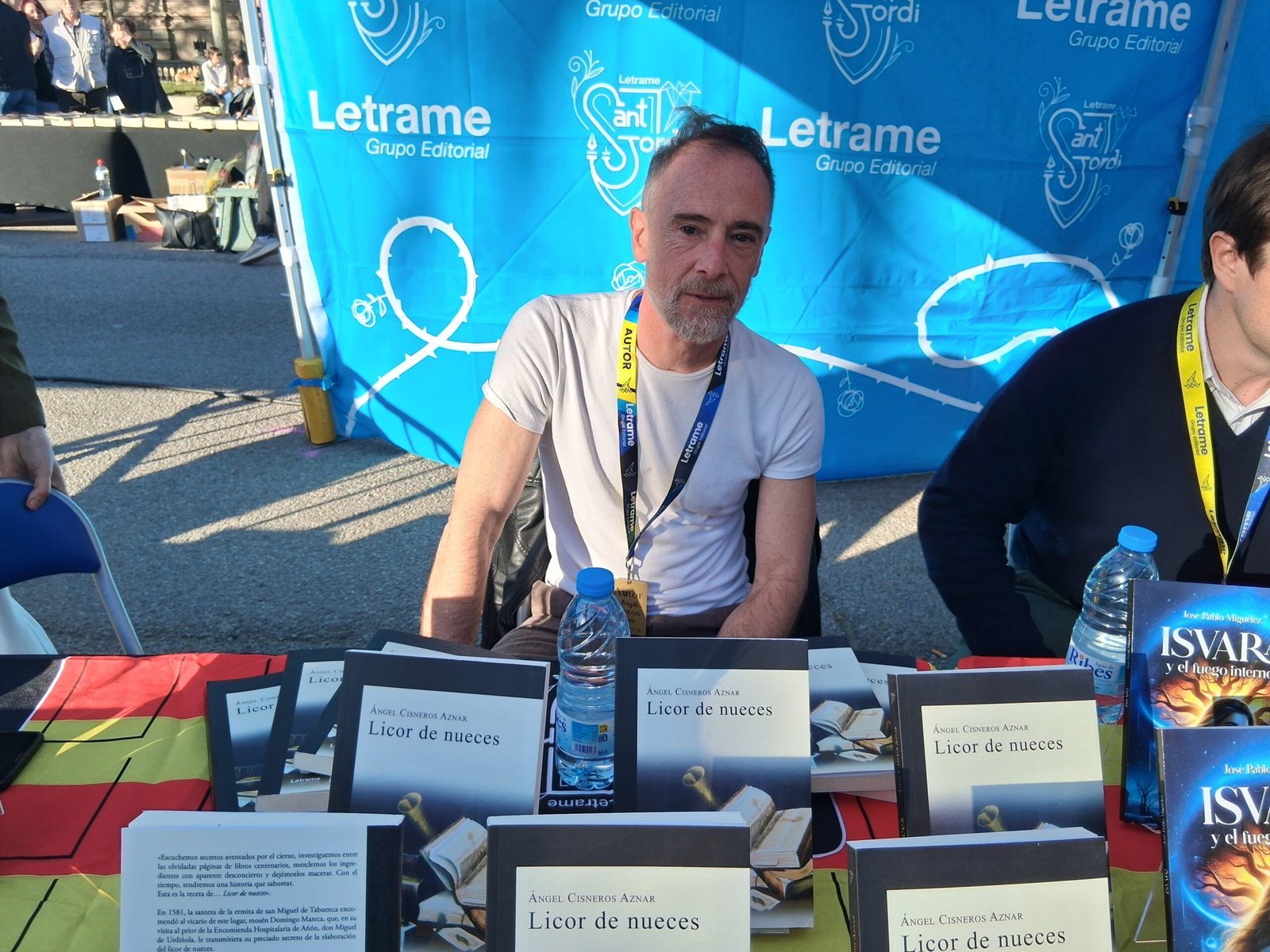 Ángel Cisneros Aznar presentó Licor de nueces, una novela histórica que rescata el alma de Tabuenca, en la parada de Editorial Letrame por Sant Jordi