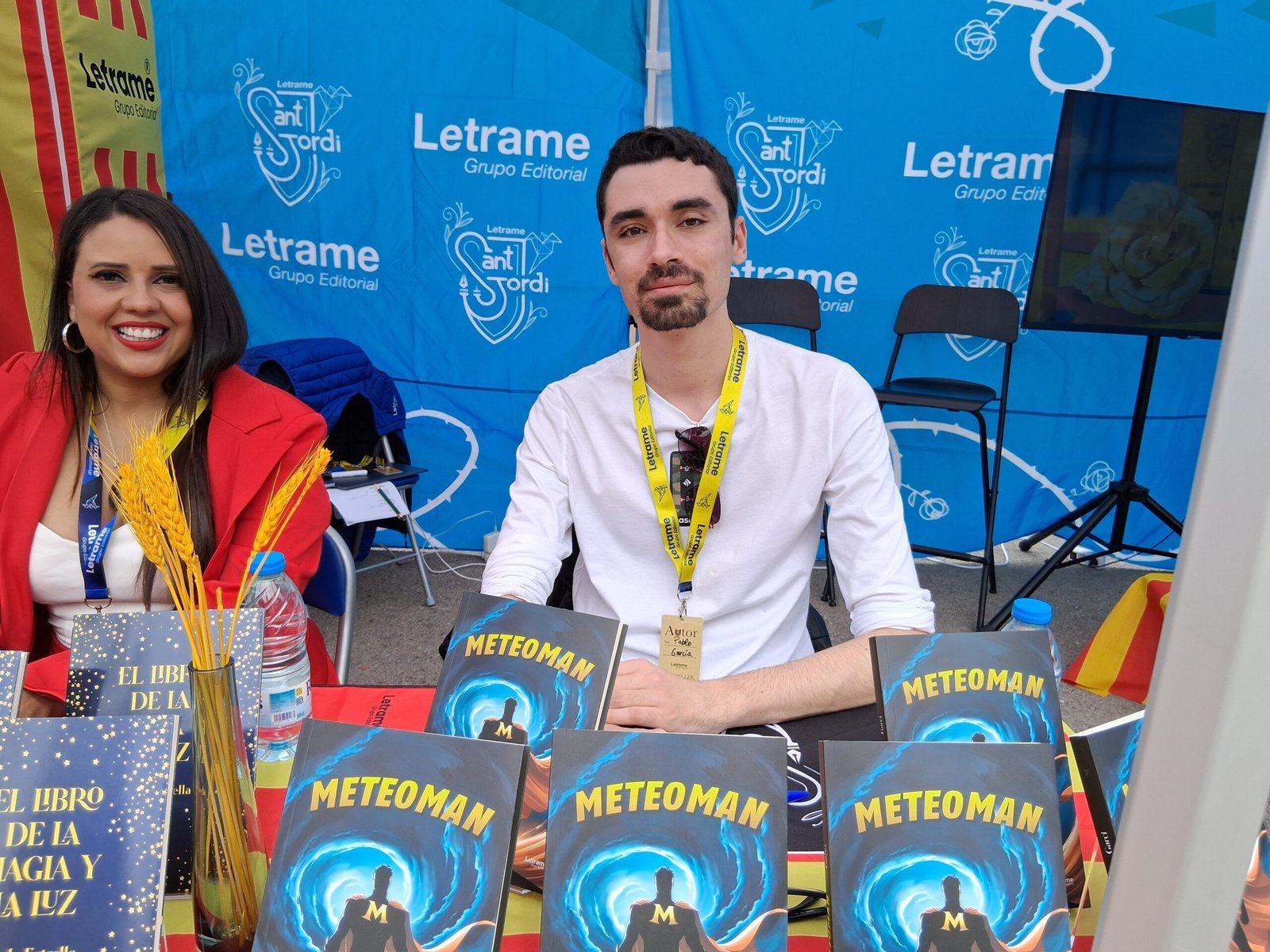Pablo García presentó Meteoman en Sant Jordi 2025 en la parada de Editorial Letrame