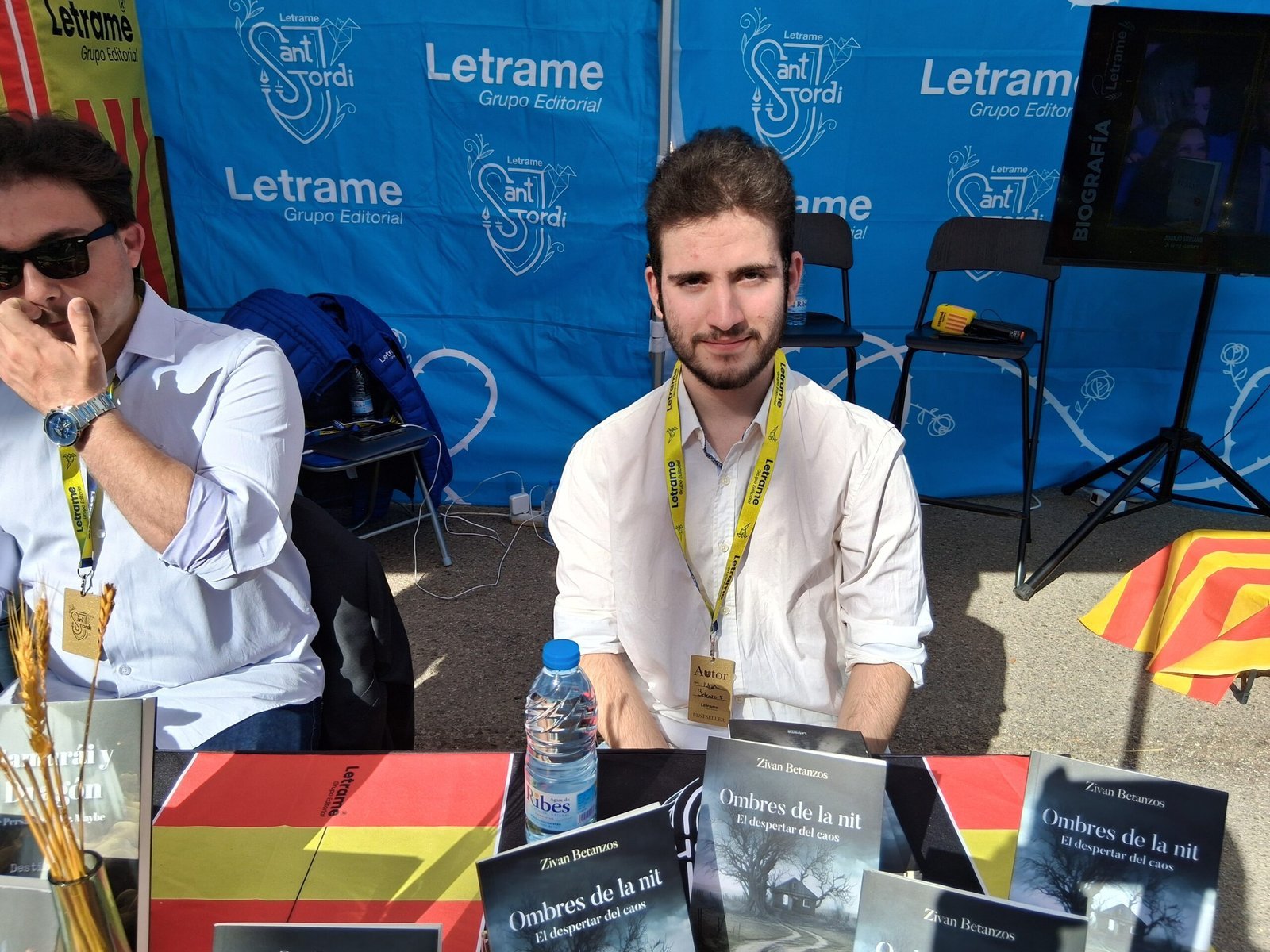 El joven escritor Zivan Betanzos presentó Ombres de la nit: El despertar del caos en Sant Jordi 2025 con Editorial Letrame