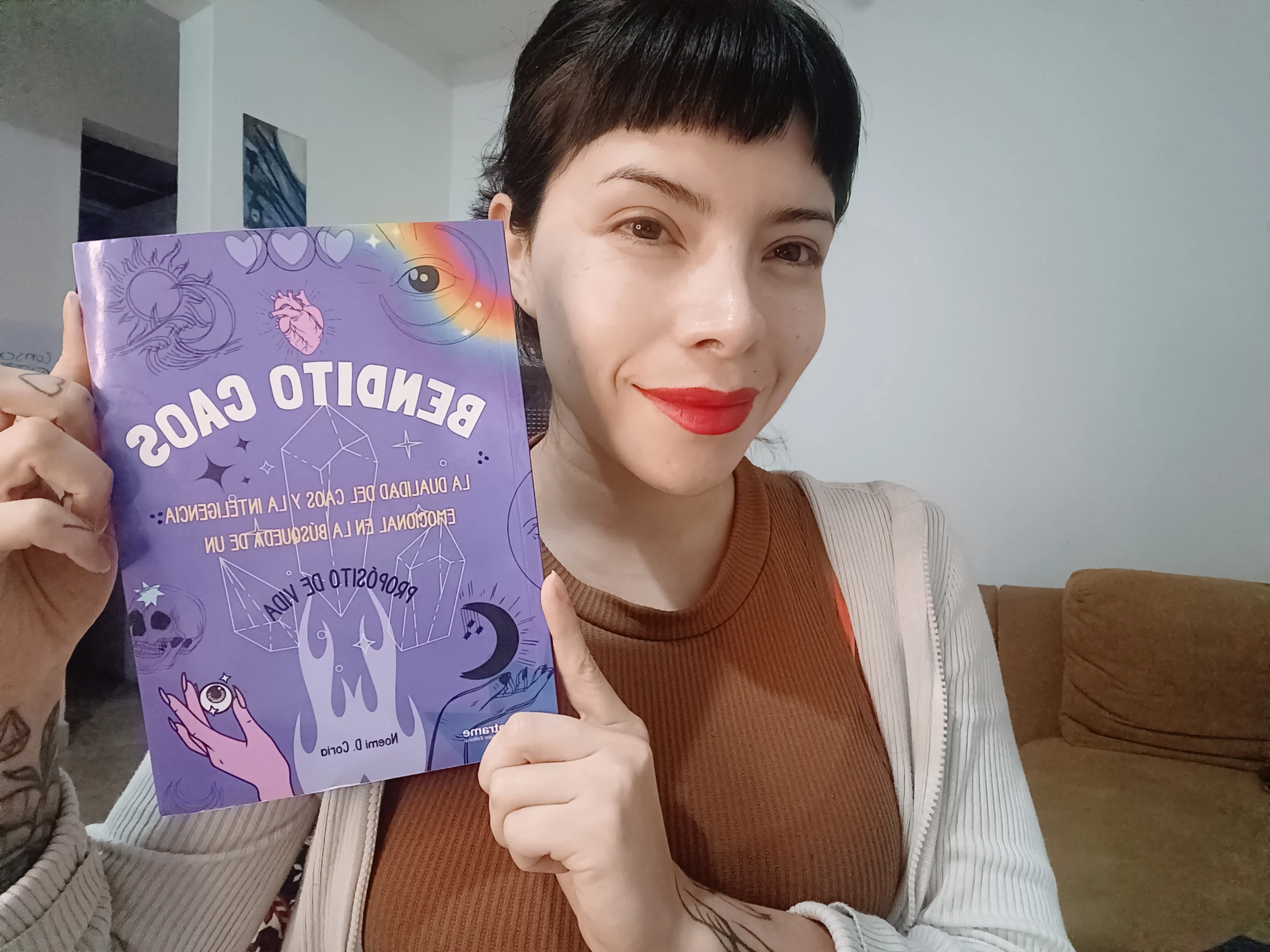 Noemi Daniela Reyes Coria lanza Bendito Caos: un ensayo vital sobre la felicidad, el consumo y el propósito de vida